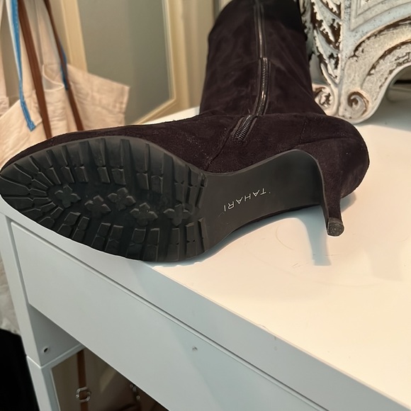 Tahari  high boot with unstructured shaft - Picture 4 of 7